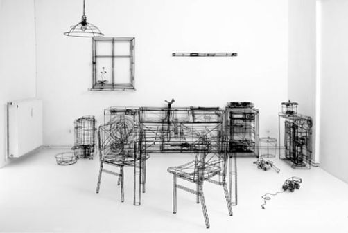 rautalankamalli taideteos huoneesta