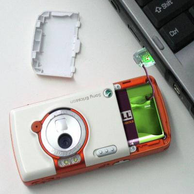 Suoraan USB-liittimestä ladattava matkapuheliment akku