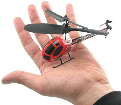 Todella pieni radio-ohjattava helikopteri