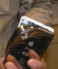 Taskussa ollut iPod pysäytti luodin ja pelasti amerikkalaissotilaan hengen
