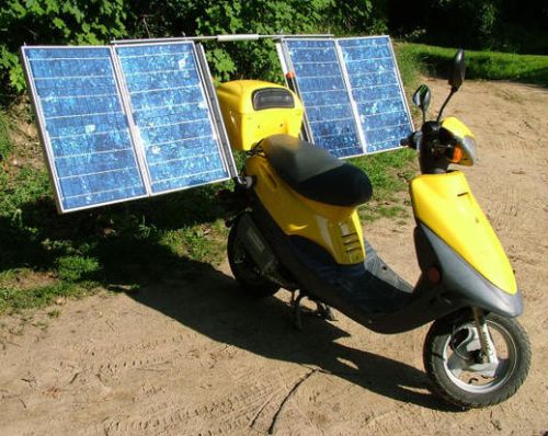 Aurinkokennoilla varustettu ladattava sähköskootteri
