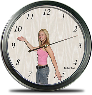 Seinäkello omilla käsiviisareilla