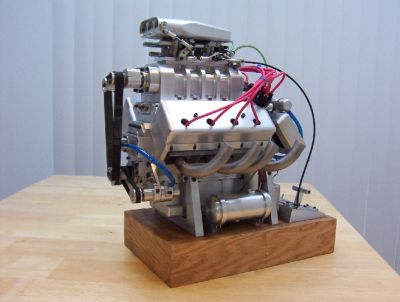 Toimiva V8 moottorin pienoismalli