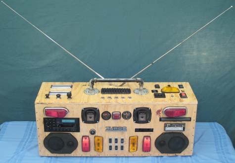 Kierrätetty Ghettoblaster kaatopaikalta löydetysitä osista