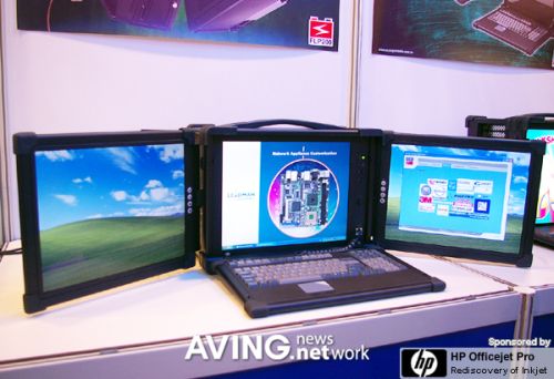 Kannettava tietokone kolmella erillisellä näytöllä