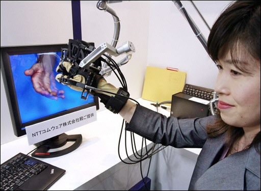 Japanilainen yritys on kehittänyt hansikkaan, jonka avulla on mahdollista tunnustella kolmiulotteisia malleja ruudulla