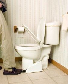 Pedaalilla nostettava WC-istuin