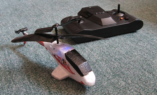 Testipenkissä Picoo Z radio-ohjattava minihelikopter