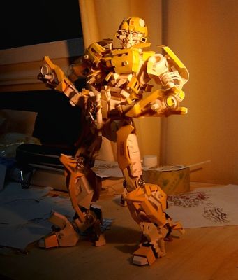 Pahvikupista askarreltu Bumblebee Transformers robotti