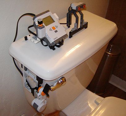 Automaattinen vessanvetäjä Legopalikoista
