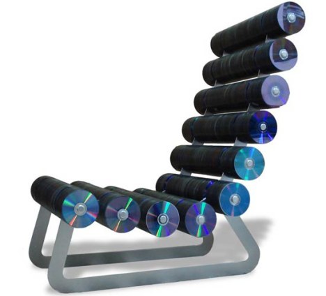 Vanhoista CD-levyistä tehty tuoli