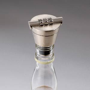 Liquor Lock pitää pullon lukossa
