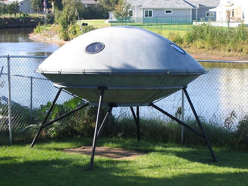 Lentävä lautanen vanhoista satelliittilautasista