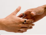Handshake -sormus vaihtaa tiedot kätellessä