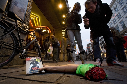 Irtonaiset raajat promosivat Death Proof -DVD:tä Hollannissa