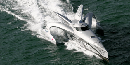 Earthrace trimaraani aikoo rikkoa maapallon ympärinavigoinnin nopeusennätyksen