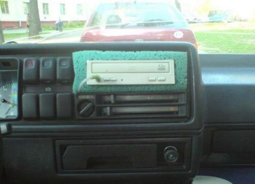 Autosterkat vanhasta cd-asemasta