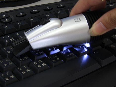 Turbo USB Mini Vacuum imuroi keksinmurut näppiksestä