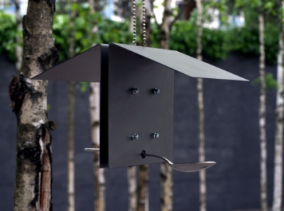 Minimalistinen lintujenruokintalauta