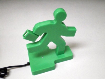 Vihreä salkkumies juoksee hätäuloskäynnille -usb-hubi