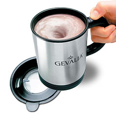 Gevalia Stir Mug pitää juoman kuumana ja huolehtii sekoittamisesta