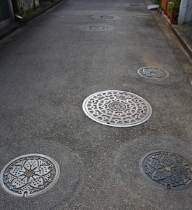 Maailman tiheiten viemärikaivotettu katu on Tokiossa 2