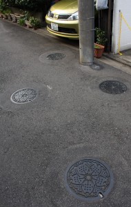 Maailman tiheiten viemärikaivotettu katu on Tokiossa 3