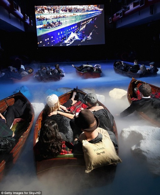 Titanic esitys vuoden 1912 tunnelmissa uimahallissa 2