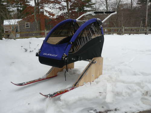 Tee-se-itse suksilla kulkeva lastenvaunu