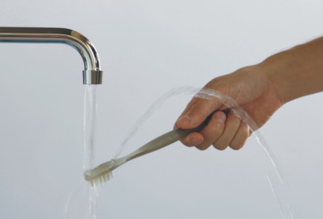 Brush & Rinse Toothbrush syrjäyttää nerokkaalla tavalla hammasharjamukin