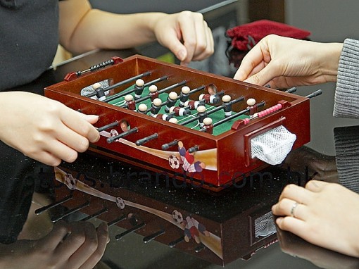 Mini-foosball mahtuu vaikka tarjoilukärrylle 1 Mini-foosball mahtuu vaikka tarjoilukärrylle 1
