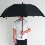 Polite Umbrella suojaa silmäkontaktilta tarvittaessa 2 Polite Umbrella suojaa silmäkontaktilta tarvittaessa 2