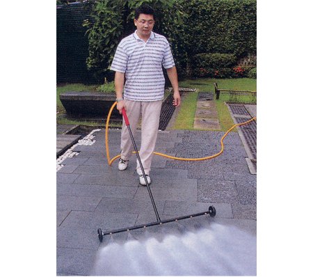 Turbo Water Jet Broom lakaisee vedellä risut ja männynkävyt Turbo Water Jet Broom lakaisee vedellä risut ja männynkävyt