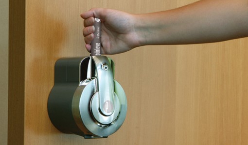 The Pūrleve - Hygienic Door Handle Solution on automaattisesti vaihtuva kondomi ovenkahvaan