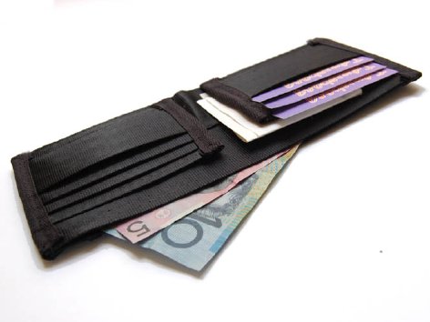 Upcycled Seatbelt Wallet on tyrvavyö-lompakko