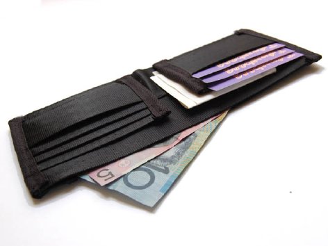 Upcycled Seatbelt Wallet on tyrvavyö-lompakko Upcycled Seatbelt Wallet on tyrvavyö-lompakko