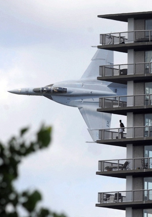 USAn armeijan F18 tekee matalalennon asuinalueella, asukkaat ihmettelevät, lentäjä vilkuttaa