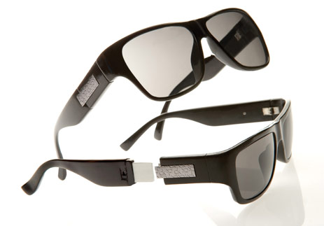 Calvin Klein esittelee usb-tikku-aurinkolasit. Mautonta? Calvin Klein esittelee usb-tikku-aurinkolasit. Mautonta?
