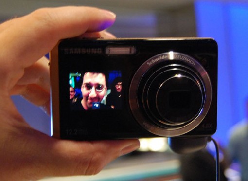 Samsung TL225 -kamerassa on 1,5 tuuman näyttö etupuolella. Omakuvia varten.