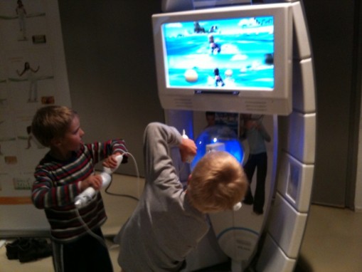 Vesiskootterilla kurvailu on syytä aloittaa sisätiloissa Vesiskootterilla kurvailu saa pojat mukaansa