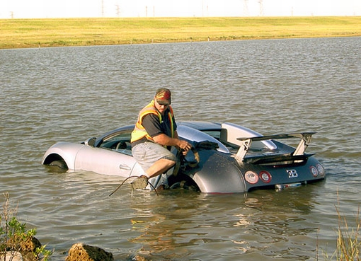 Bugatti Veyron juuttui vesiesteeseen Galvestonissa Bugatti Veyron juuttui vesiesteeseen Galvestonissa