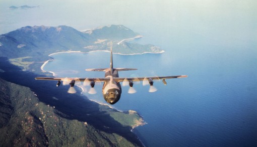 C-130 Hercules lentää Etelä-Vietnamin rannikon yllä