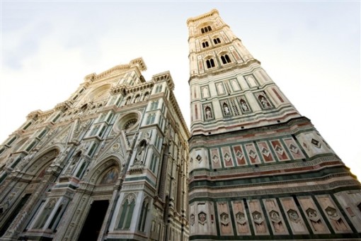 Giotton kellotorni Firenzessä. Kolme ylintä kerrosta näyttävät alhaalta katsoen yhtä korkeilta, mutta todellisuudessa ylemmät ovat korkeampia kuin alemmat (ks. ylempi kuva)