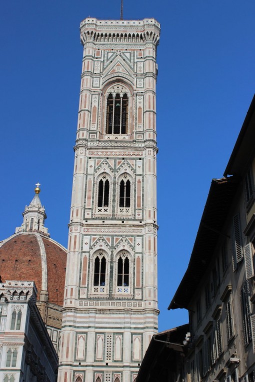 Giotton kellotorni kuvakulmasta, josta näkyy ylimmän kerroksen korkeus