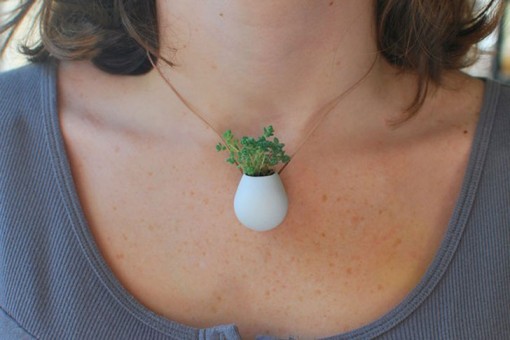 Wearable Planter Necklace -kasvikaulakoru