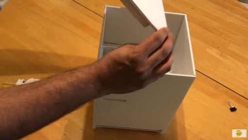 KitKat-karkkiautomaatti kartongista