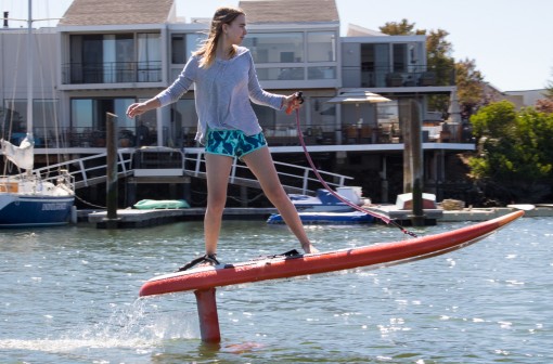 JetFoiler -sähkölainelauta kulkee veden yllä ja ilman aaltoja
