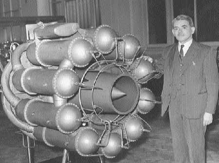 Sir Frank Whittle moottorin prototyypin vierellä