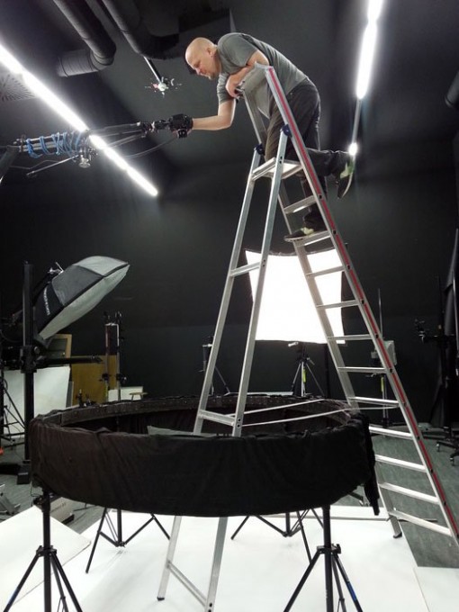 100 neulanreikäkameralla toteutettu Bullet Time -taideprojekti