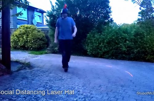 Sosiaalisen etäisyyden pitäminen -laserhattu